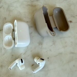 Apple Wireless Earbuds with Dual Cases - White and Tan